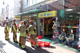 Vrachtwagen tegen overkapping winkel gereden in Purmerend