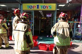 Vrachtwagen tegen overkapping winkel gereden in Purmerend