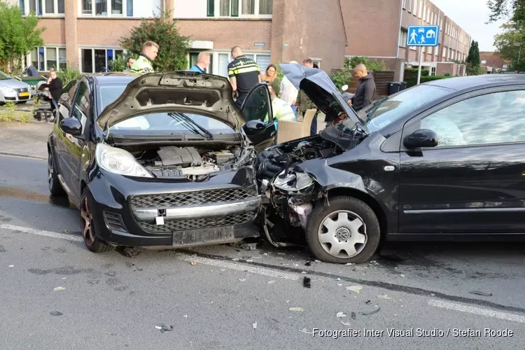 Frontale botsing in Purmerend, twee gewonden