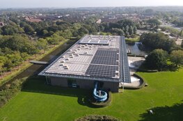 Zonnedak Leeghwaterbad gaat duurzame elektriciteit opwekken
