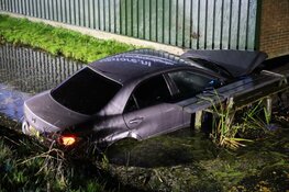 Auto belandt in sloot Ilpendam