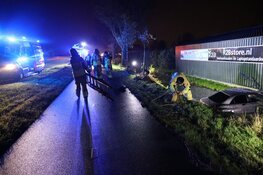 Auto belandt in sloot Ilpendam