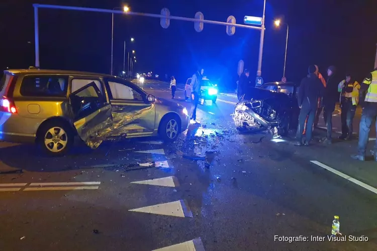 Twee auto&#39;s total-loss bij ongeval op N244