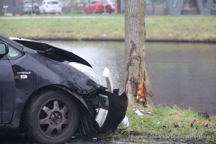 Auto tegen boom gereden in Purmerend