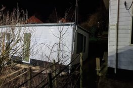 Woonboot dreigt te zinken in Zuidoostbeemster, brandweer ter plaatse