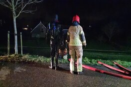 Woonboot dreigt te zinken in Zuidoostbeemster, brandweer ter plaatse