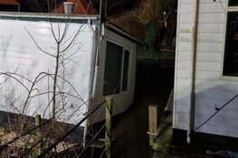 Woonboot dreigt te zinken in Zuidoostbeemster, brandweer ter plaatse