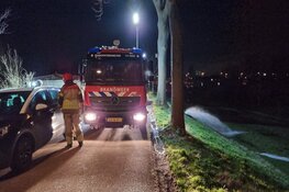 Woonboot dreigt te zinken in Zuidoostbeemster, brandweer ter plaatse
