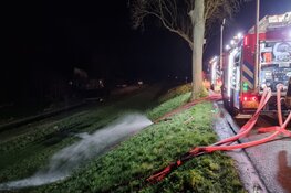 Woonboot dreigt te zinken in Zuidoostbeemster, brandweer ter plaatse