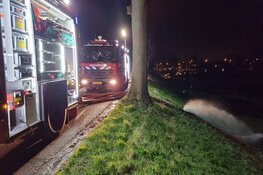 Woonboot dreigt te zinken in Zuidoostbeemster, brandweer ter plaatse