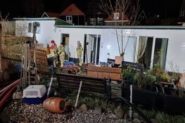 Woonboot dreigt te zinken in Zuidoostbeemster, brandweer ter plaatse