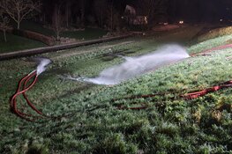 Woonboot dreigt te zinken in Zuidoostbeemster, brandweer ter plaatse