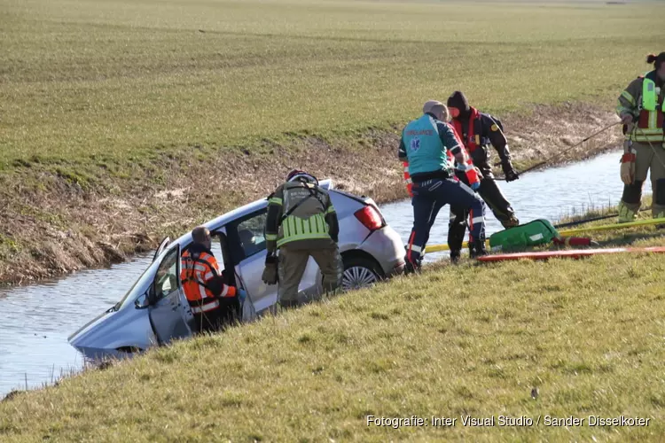Auto te water langs N244 na aanrijding met vrachtwagen