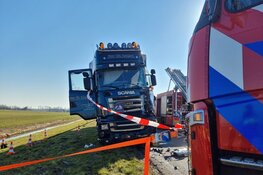 Auto te water langs N244 na aanrijding met vrachtwagen
