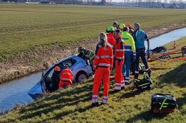 Auto te water langs N244 na aanrijding met vrachtwagen