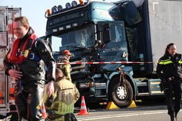 Auto te water langs N244 na aanrijding met vrachtwagen