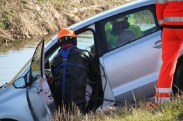 Auto te water langs N244 na aanrijding met vrachtwagen