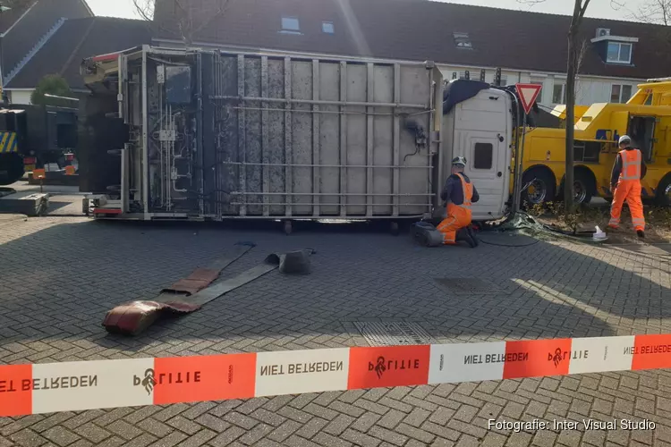 Vuilniswagen gekanteld in Purmerend