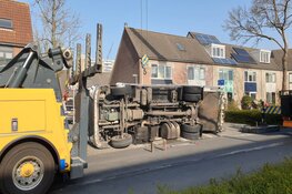 Vuilniswagen gekanteld in Purmerend