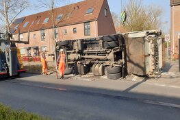 Vuilniswagen gekanteld in Purmerend