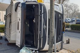 Vuilniswagen gekanteld in Purmerend