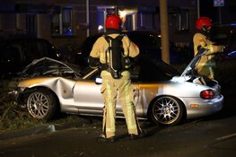 Auto tegen boom gereden in Purmerend, bestuurder aangehouden