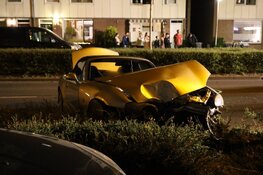 Auto tegen boom gereden in Purmerend, bestuurder aangehouden