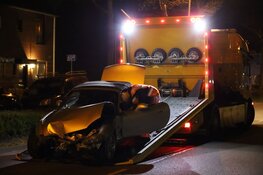 Auto tegen boom gereden in Purmerend, bestuurder aangehouden