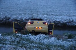 Auto door gladheid in sloot Middenbeemster