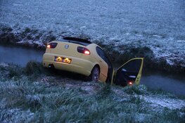 Auto door gladheid in sloot Middenbeemster