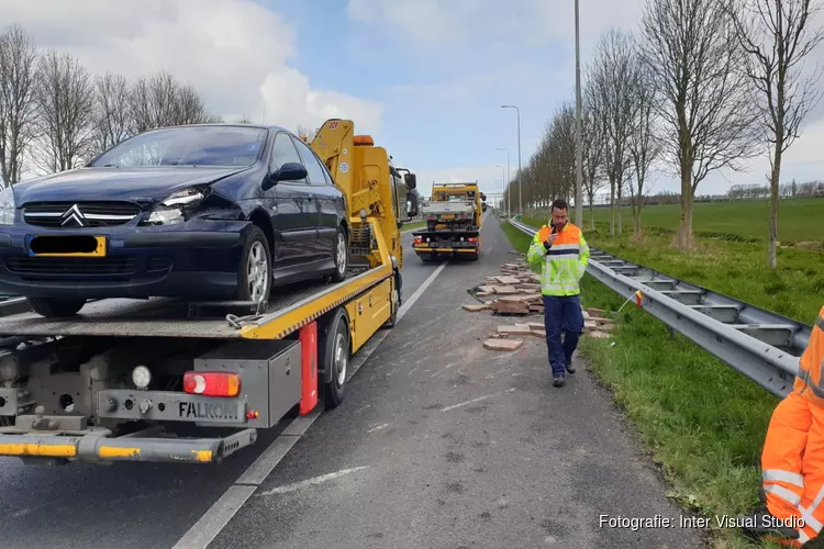 Stenen over de A7 door geschaarde aanhanger bij Beemster