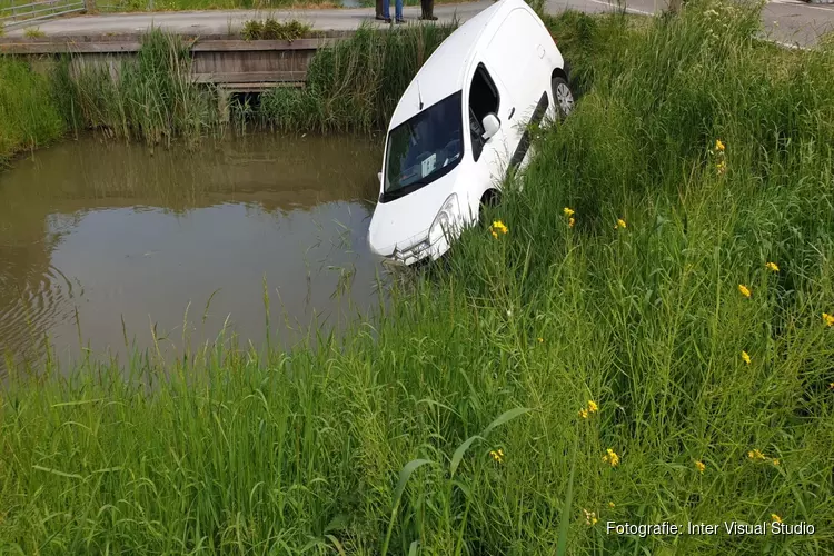 Bestelbus te water in Middenbeemster