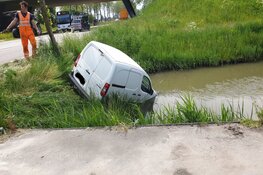 Bestelbus te water in Middenbeemster