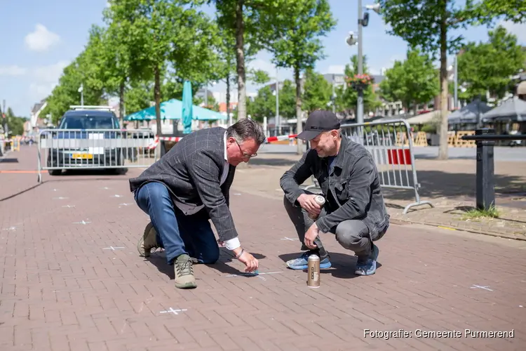 Ludieke grondschilderingen moeten fietser op de Koemarkt van de fiets krijgen