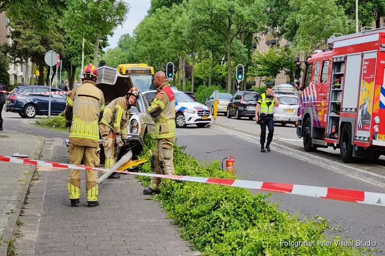 "Oldtimer" rijdt lantaarnpaal uit de grond bij ongeluk in Purmerend