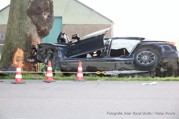 Ernstig ongeval in Middenbeemster: automobilist rijdt tegen boom
