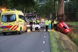 Ernstig ongeval in Middenbeemster: automobilist rijdt tegen boom