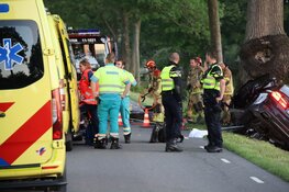 Ernstig ongeval in Middenbeemster: automobilist rijdt tegen boom