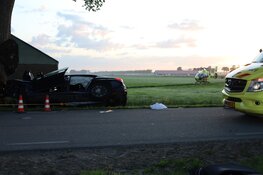 Ernstig ongeval in Middenbeemster: automobilist rijdt tegen boom