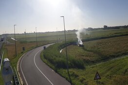 Boerenprotest: Brandende hooibalen langs A7 bij Wijdewormer