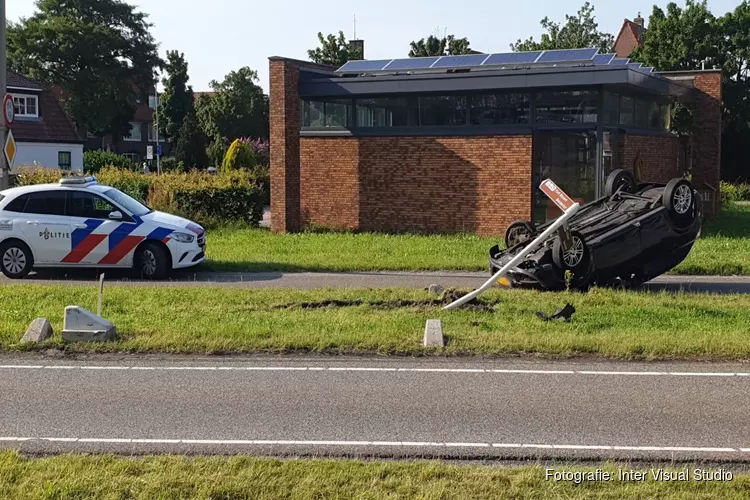 Auto belandt op zijn kop in Zuidoostbeemster