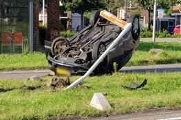 Auto belandt op zijn kop in Zuidoostbeemster
