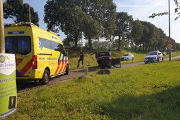 Auto belandt op zijn kop in Zuidoostbeemster