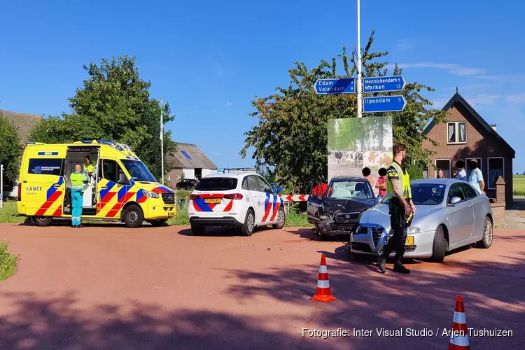 Twee auto&#39;s tegen elkaar gebotst in Purmerend