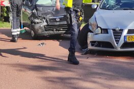 Twee auto's tegen elkaar gebotst in Purmerend