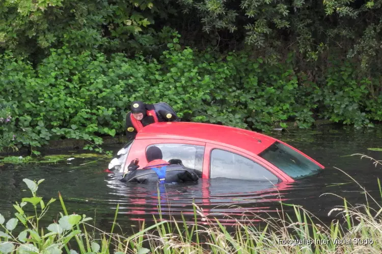 Auto te water aan de Grotenhuysweg in Purmerend