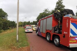 Auto te water aan de Grotenhuysweg in Purmerend