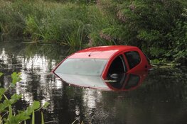 Auto te water aan de Grotenhuysweg in Purmerend