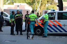 Verdachte door arrestatieteam uit woning gehaald wegens wapenbezit