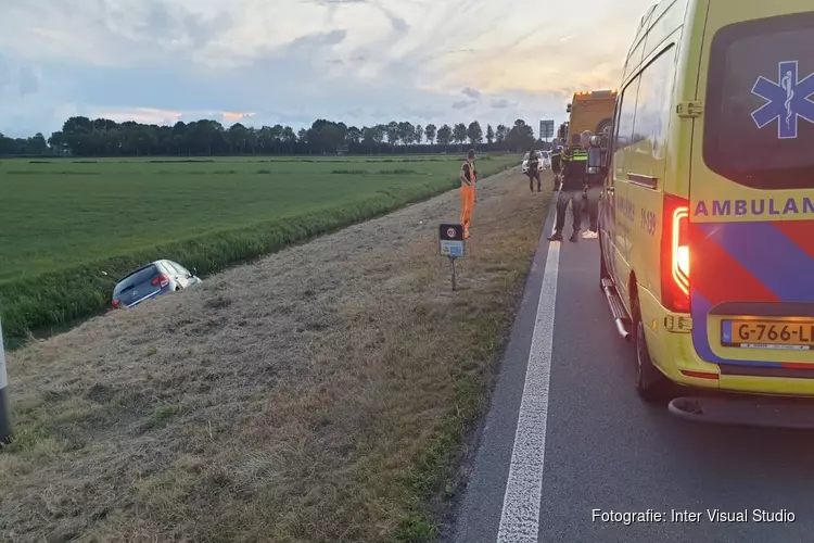 Auto belandt in sloot langs N244